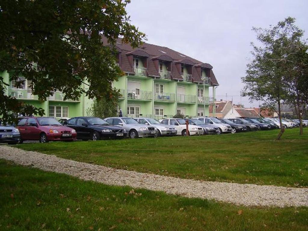 Holdlux Apartmanok Sárvár Εξωτερικό φωτογραφία