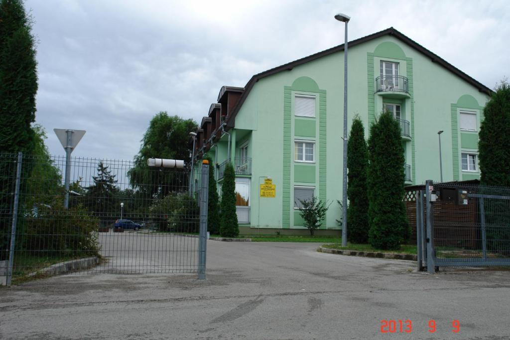Holdlux Apartmanok Sárvár Εξωτερικό φωτογραφία